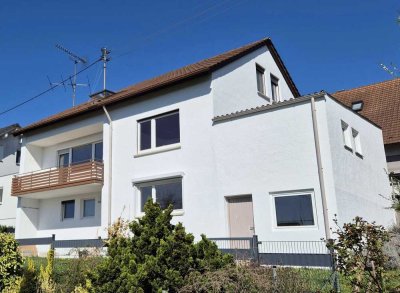4 Zimmer auf zwei Ebenen in Aussichtslage mit Garten und Balkon in Zweifamilienhaus
