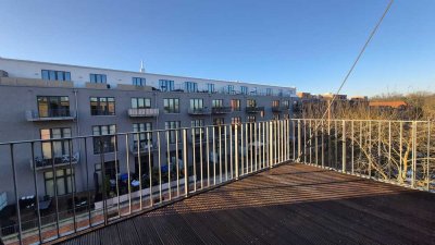 Helles, großes, modernes Loft mit Balkon in Wassernähe