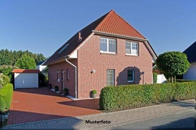 Modernes Wohnhaus mit 192 m² Wfl., Poolanlage und großzügiger Terrasse