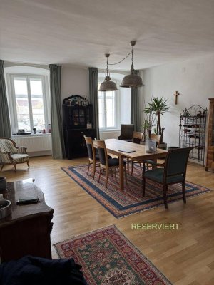 Stilvolles Wohnen in zentraler Lage - Altbau (Reserviert bis Anfang August 2025)