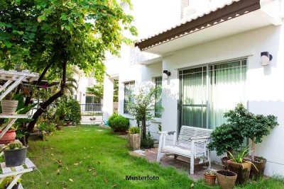 Einfamilienhaus mit Doppelgarage und Außenpool - provisionsfrei