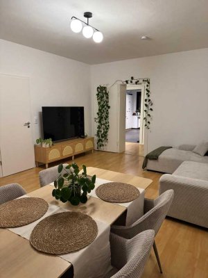 Renovierte und lichtdurchflutete 2-Zimmer-Wohnung nahe Wehrhahn