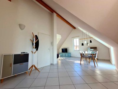 Charmante Dachgeschosswohnung mit zwei Balkonen in ruhiger Lage von F-Schwanheim