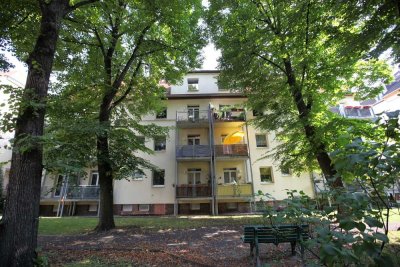 Wunderschöne 1 RW mit Balkon, Wohnküche m. EBK, Dusche, Laminat