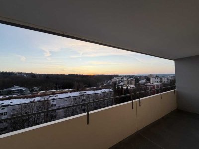 Sonnige und komplett renovierte 3-Zimmer- Wohnung mit zwei großen Balkonen und Fernblick, von Privat