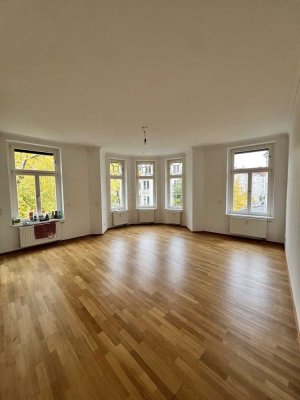 *ab sofort* Helle 2-Zimmer-Altbauwohnung mit EBK, Aufzug & Erkerblick