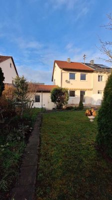 Frisch renovierte Doppelhaushälfte mit Garten und Garag