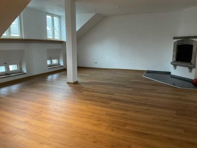 Helle, geräumige Dachgeschosswohnung in zentraler Lage – Bahnhofstraße, Aachen – zu vermieten