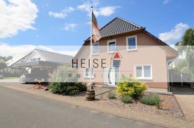 Modernes Einfamilienhaus mit Doppelcarport und kleinem Pool in ruhiger Lage von Albaxen