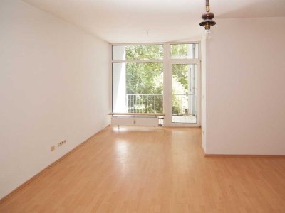 Helle 2-Zimmer Wohnung im Zentrum MG mit Balkon im 1. OG und Blick ins Grüne