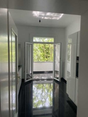 Blick ins Grüne: Traumhafte 4,5 Zi. Altbauwohnung, Einbauküche, Gäste-WC mit Loggia