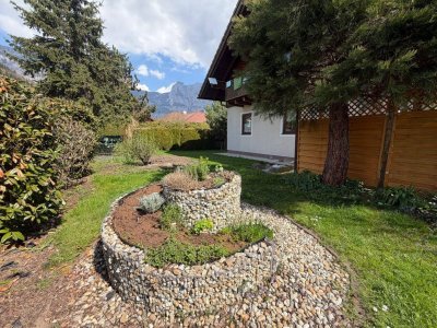 Wohnhaus mit südseitigem Wintergarten und Doppelgarage, westseitigem Balkon, voll unterkellert