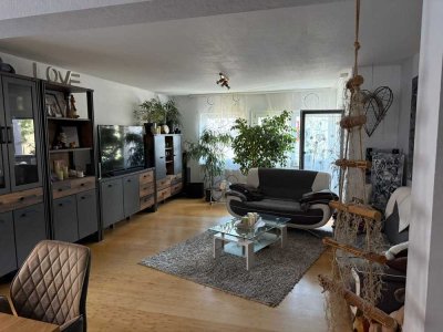 Terrassenwohnung mit drei Zimmern sowie Balkon
