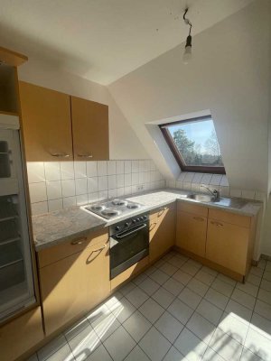 Charmante Dachgeschosswohnung mit Einbauküche, Balkon und Panoramablick