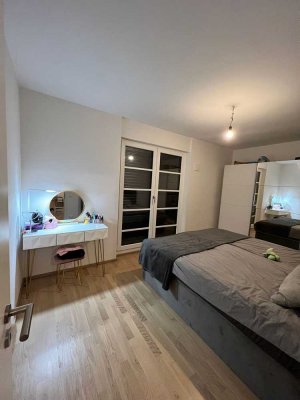 Neuwertige Wohnung mit zwei Zimmern sowie Balkon und EBK in München
