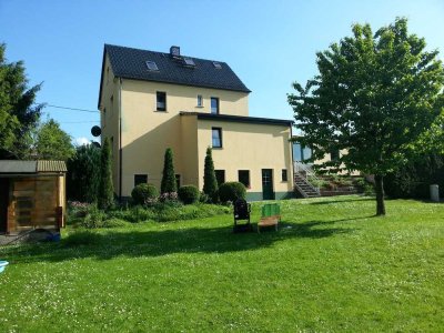 Attraktives Investment. 3 Grundstücke inkl. einem schönen, geräumigen Einfamilienhaus und Bauland