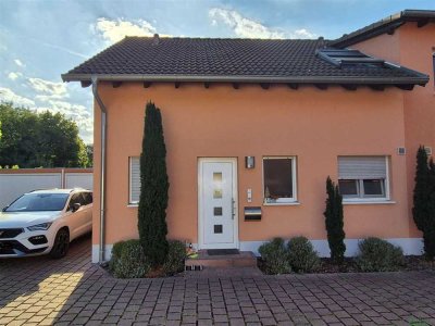 Wohnhaus mit Garage und Stellplatz in kleiner Gemeinschaft