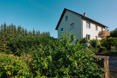 Endlich Platz für ALLE(S): Zweifamilienhaus mit großem Garten / Bauplatz