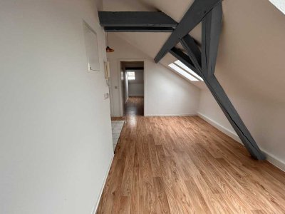 +Renovierte 3-Zimmer-Dachgeschosswohnung+