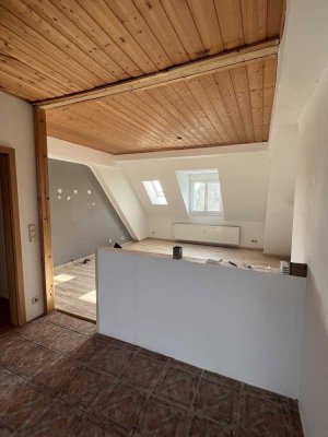 Lichtdurchflutet & großzügig: 3-Zi.-DG-Wohnung mit Stellplatz, Bad + Gäste-WC, zentral in Landau