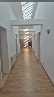 Fantastische 3 Raum-DG-Wohnung mit Stellplatz & Aufzug im Stadtzentrum