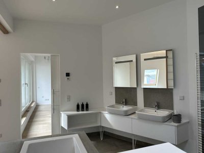 Modernes lichtdurchflutetes Penthouse im kernsanierten Mehrfamilienhaus(Neubaustandard)-teilmöbliert