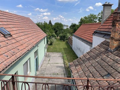 WOHNHAUS MIT 2 WOHNEINHEITEN UND GROSSEM GARTEN, SCHUPPEN UND NEBENGEBÄUDE - RUHELAGE!