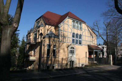 Bezugsfrei!! sonnige & großzügige 2-Zimmer-Wohnung mit Balkon in der Villa Kickelhayn