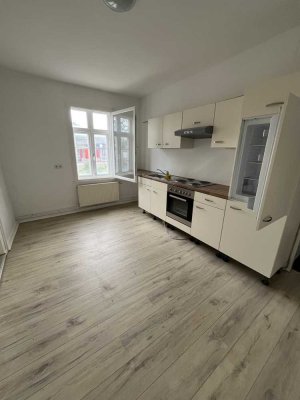 Stilvoll Wohnen: Modernisierte Wohnung mit Einbauküche ab August