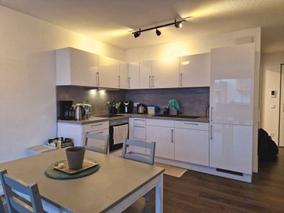 2-Zi.-Wohnung mit Balkon, Einbauküche und zwei Stellplätzen