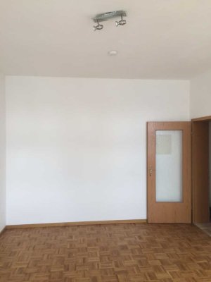 Erstbezug nach Sanierung: exklusive 1-Zimmer-Hochparterre-Wohnung mit EBK in Neutraubling