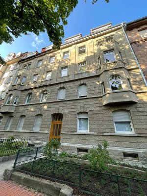 ** 3-Zi-Whg. mit Balkon und EBK. sanierter Altbau. Ideal für Paare **