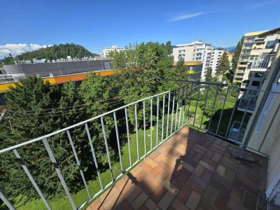 Wunderschöne Altbauwohnung mit Blick ins Grüne!