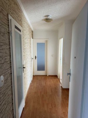 Dreiraumwohnung mit Balkon - renovierungsbedürftig, in schöner ruhiger Lage