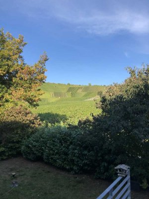 TOP - Großheppach, Maisonette 5-Zi.-Whg. evtl. für Home Office mit EBK, Geschmack und Aussicht!