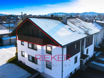 „Charmante" Dachgeschosswohnung - zentral und sonnigem Balkon. Tiefgaragenstellplatz.