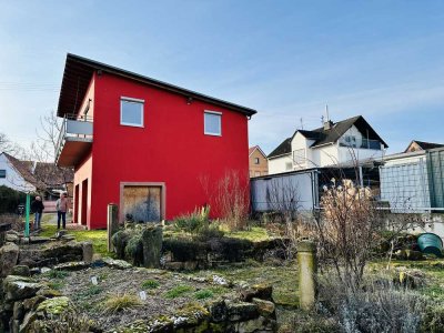 Großzügiges Zweifamilienhaus mit Großraumgarage und idyllischer Hof und Gartenanlage