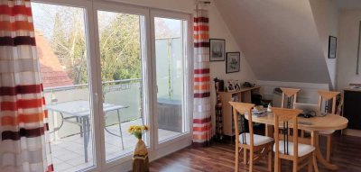 Wunderschöne Dachgeschosswohnung mit zwei Zimmern, Balkon und Einbauküche