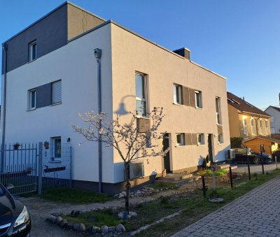 Moderne Doppelhaushälfte mit Dachterrasse im grünen Ahrensfelde bei Berlin