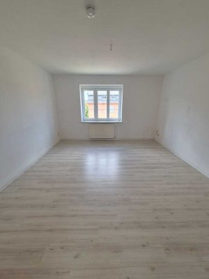 **KURZFRISTIG VERFÜGBAR** - Helle 3-Zimmer-Wohnung mit Balkon in Glauchau