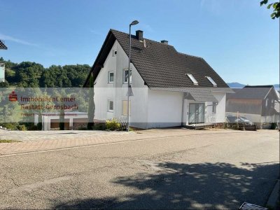 Zweifamilienhaus mit Einliegerwohnung und großem Grundstück