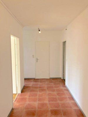 (RESERVIERT) PROVISIONSFREI VOM EIGENTÜMER! UNSANIERTE 3-ZIMMER WOHNUNG MIT BALKON NÄHE LICHTENTALERPARK!