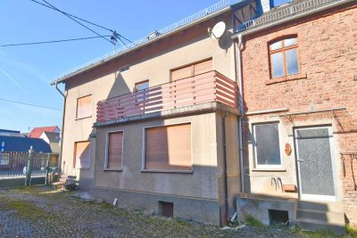 Wohnhaus mit Nebengebäuden auf großem Grund