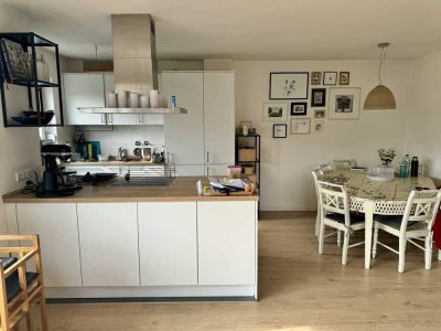 Sonnige 4-Zimmer-Wohnung mit EBK, Westbalkon und Hobbyraum in Unterföhring, befristet bis 30.09.27