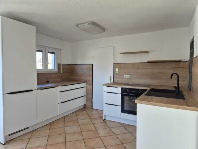 Komplett möblierte 2,5 Zi DG-Wohnung mit Balkon in Offenbach