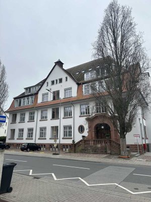 Nur noch wenige Einheiten! Neubauqualität im Denkmal Rodensteinschule: 2 Zimmer mit gr. Balkon