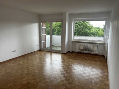 Geschmackvolle, modernisierte 3-Raum-Wohnung mit Einbauküche in Kiel