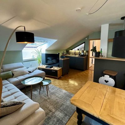 Einzigartige Dachgeschosswohnung im Loft-Stil – sonnig, möbliert, top angebunden, TG-Stellplatz