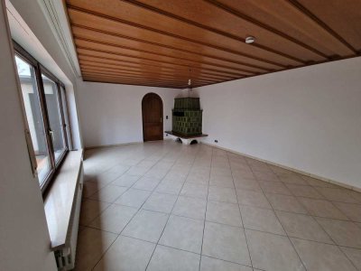 Großzügige 4 Zimmer EG-Wohnung mit Terrasse und Garten