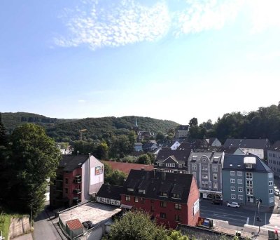 Sofort einziehen oder vermieten! Frisch renovierte 2-Zimmer ETW mit Weitblick, Balkon und Stellplatz